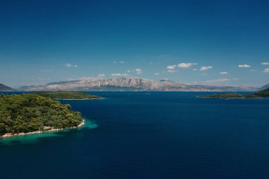 Yunanistan 'da turkuaz berrak suları ve ağaçları olan deniz manzaralı ve kumlu plajlar