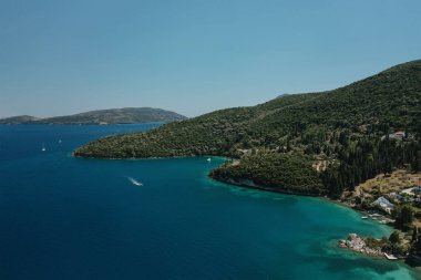 Popüler turizm merkezi. Lefkada adasında tekneli körfez. Nydri Köyü.