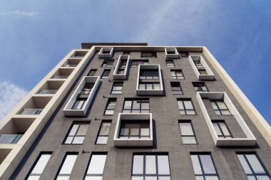 Gökyüzüne giden modern soyut yapı cephesi