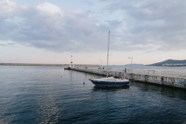 KAVALA, GREECE - 7 Temmuz 2022: Popüler Turizm Merkezi. Kavala şehrinde tekneli körfez