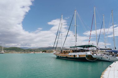 LEFKADA, GREECE - 9 Temmuz 2022: Popüler Turizm Merkezi. Lefkada adasında tekneli körfez.