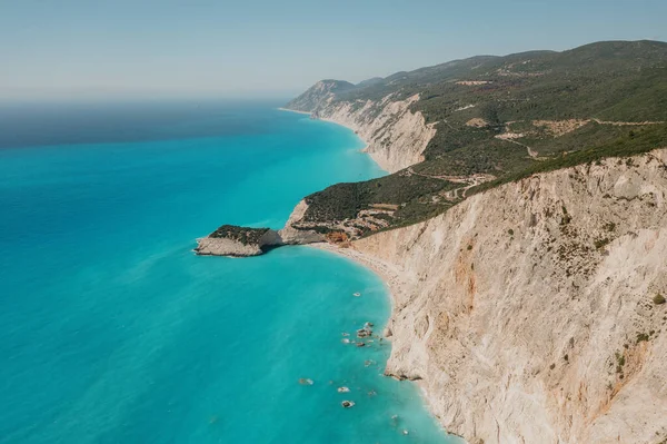 ギリシャのターコイズブルーの澄んだ水と木の海と砂浜 — ストック写真