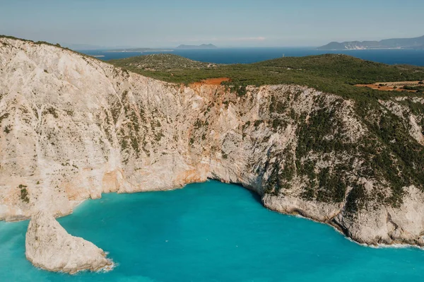 ギリシャのターコイズブルーの澄んだ水と木の海と砂浜 — ストック写真