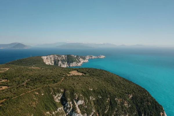 ギリシャのターコイズブルーの澄んだ水と木の海と砂浜 — ストック写真