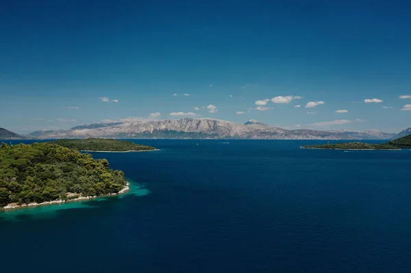 ギリシャのターコイズブルーの澄んだ水と木の海と砂浜 — ストック写真