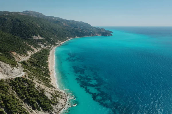 ギリシャのターコイズブルーの澄んだ水と木の海と砂浜 — ストック写真