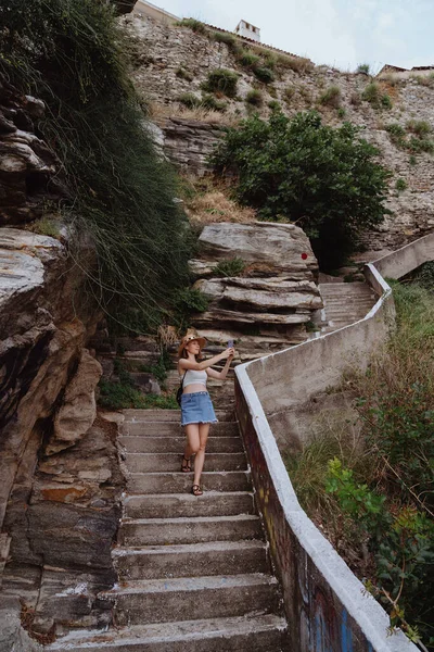 Γυναίκα Ταξιδιώτισσα Περπατώντας Στις Σκάλες Τραβώντας Φωτογραφίες Smartphone Εξερευνώντας Βουνά — Φωτογραφία Αρχείου