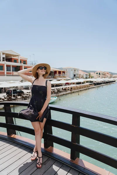 Mujer Feliz Viajero Disfrutando Sus Vacaciones Mientras Está Pie Vestido —  Fotos de Stock