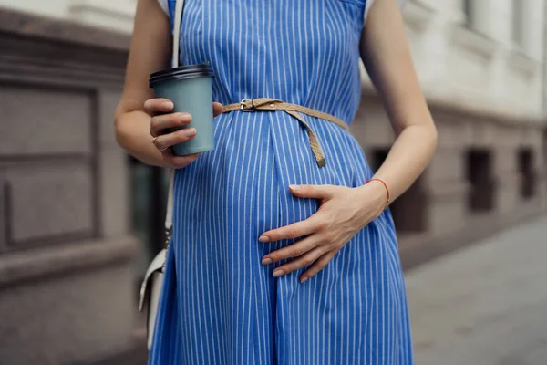 Schwangere Blauem Kleid Berührt Ihren Bauch Während Sie Mit Einem — Stockfoto