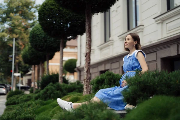 Schwangere Blauem Kleid Berührt Ihren Bauch Während Sie Der Stadt — Stockfoto