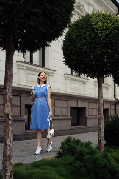 Mulher Grávida Bonita Vestido Azul Andando Pelas Ruas Cidade Tendo — Fotografia de Stock