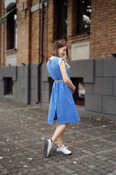 快乐的孕妇穿着深蓝色的复古长裙在城市里散步时 感到很冷 也很开心 四周都是幸福 — 图库照片
