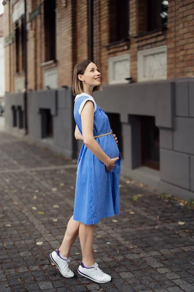 Šťastná Těhotná Žena Odpočívá Baví Při Procházce Městě Midi Modré — Stock fotografie