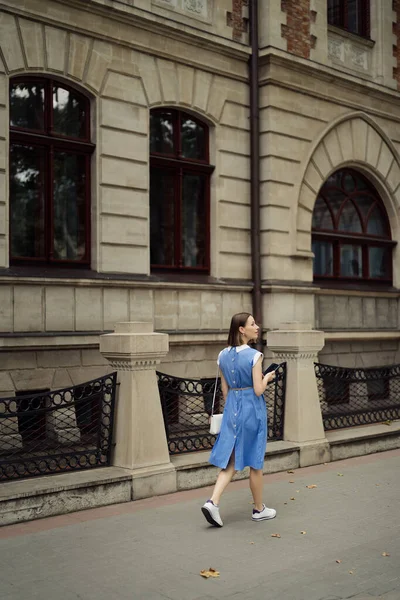 Jovem Mulher Grávida Bonita Vestido Azul Andando Pelas Ruas Cidade — Fotografia de Stock