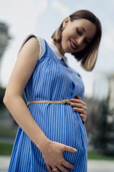 Portrét Šťastné Těhotné Ženy Oddychující Bavící Při Procházce Městě Midi — Stock fotografie
