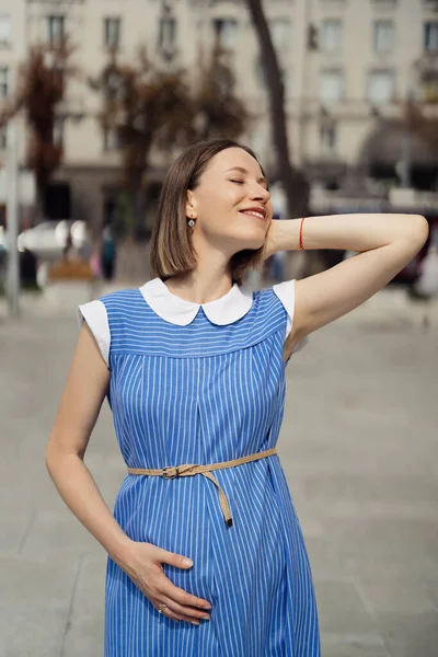 Portré Boldog Terhes Hűtés Pózol Miközben Sétál Városban Egy Kék — Stock Fotó