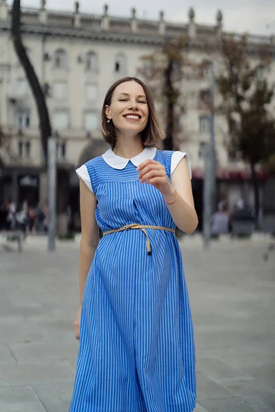 Retrato Mulher Grávida Feliz Refrigeração Divertindo Enquanto Caminhava Cidade Vestido — Fotografia de Stock