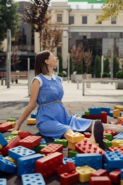 Uma Bela Mulher Grávida Vestido Azul Brincando Com Grandes Cubos — Fotografia de Stock