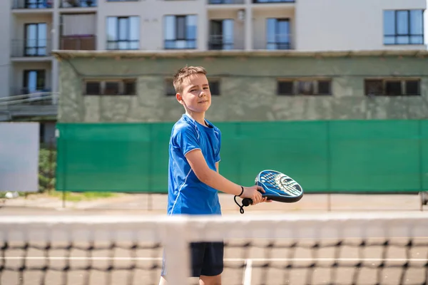 Niño Deportivo Con Raqueta Jugando Padel Cancha Aire Libre — Foto de Stock