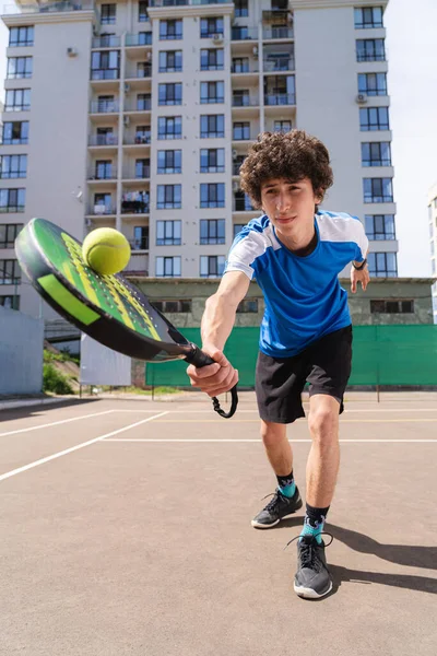 Niño Deportivo Con Raqueta Jugando Padel Cancha Aire Libre — Foto de Stock