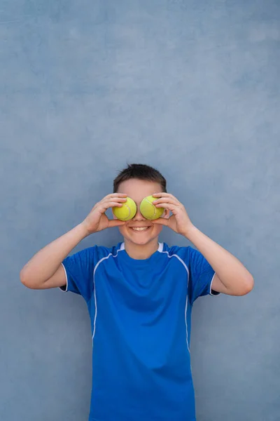 Potret Seorang Anak Laki Laki Memegang Bola Tenis Atas Matanya — Stok Foto