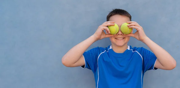 Mavi Arka Planda Gözlerinin Üzerinde Fotokopi Alanı Olan Tenis Toplarını — Stok fotoğraf