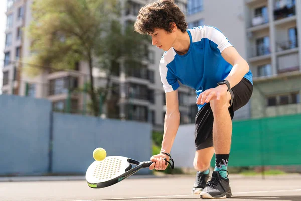 Sportowy Młody Chłopiec Rakietą Gra Padel Otwartym Dworze — Zdjęcie stockowe