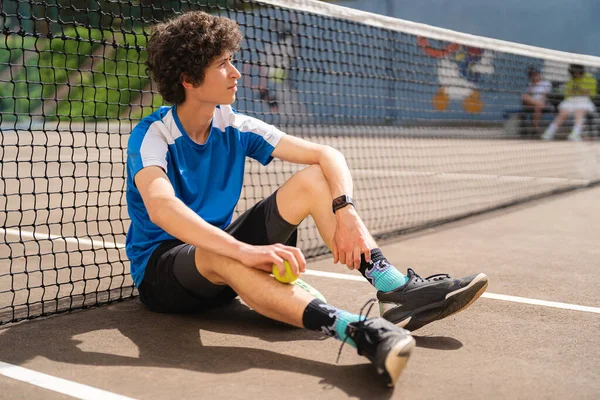 Retrato Joven Deportivo Con Pelo Rizado Posando Pista Padel Aire — Foto de Stock