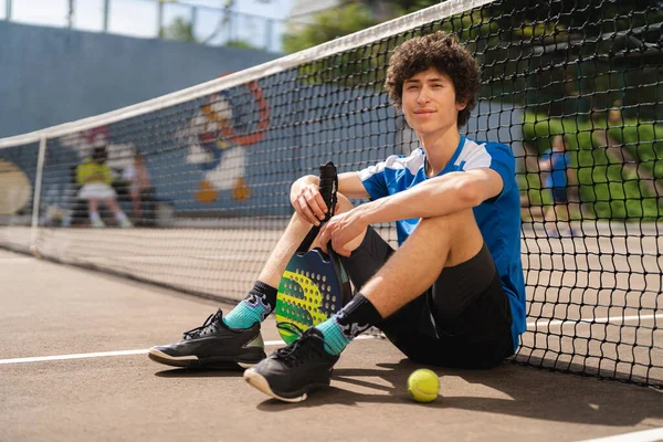 Retrato Joven Deportivo Con Pelo Rizado Posando Pista Padel Aire — Foto de Stock