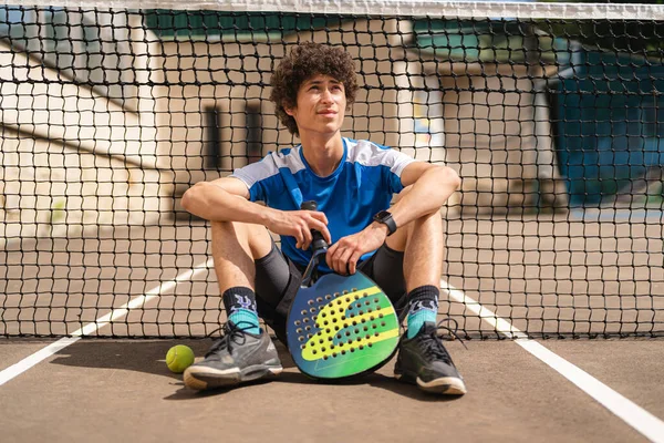 Retrato Joven Deportivo Con Pelo Rizado Posando Pista Padel Aire — Foto de Stock
