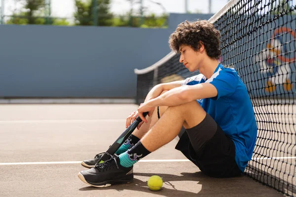 Retrato Joven Deportivo Con Pelo Rizado Posando Pista Padel Aire — Foto de Stock