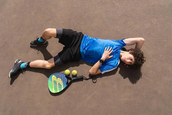 Retrato Joven Deportivo Con Pelo Rizado Acostado Pista Padel Aire — Foto de Stock