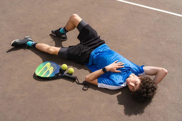 Retrato Joven Deportivo Con Pelo Rizado Acostado Pista Padel Aire — Foto de Stock