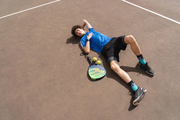 Retrato Joven Deportivo Con Pelo Rizado Acostado Pista Padel Aire — Foto de Stock