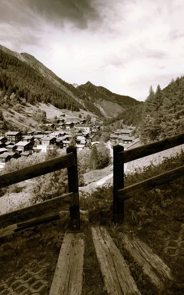 Pequena aldeia nos alpes suíços — Fotografia de Stock