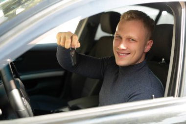 Kafkasyalı neşeli adam yeni bir araba alıyor.