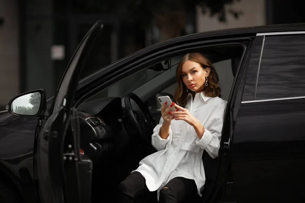 Mujer Negocios Con Estilo Coche Con Teléfono Móvil — Foto de Stock