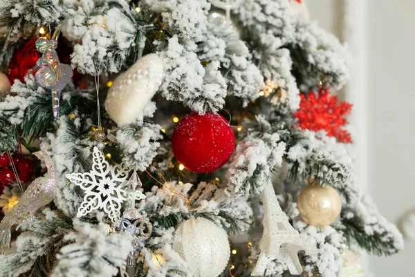 Kerstboom Decoraties Met Sneeuw — Stockfoto