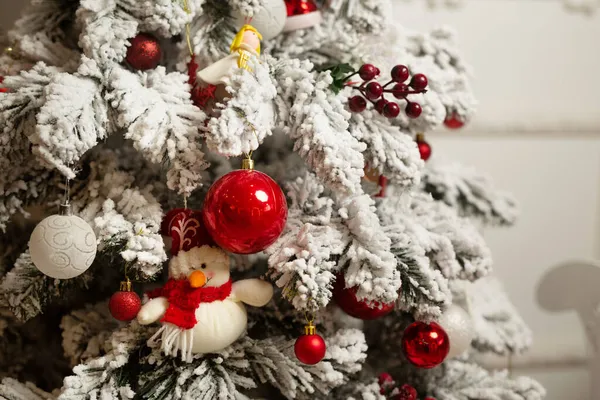 Christbaumschmuck Mit Schnee — Stockfoto