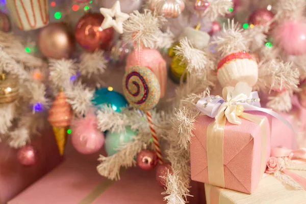 Cadeaux Bébé Élégants Dans Des Boîtes Lumière Sous Sapin Noël — Photo