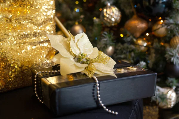 Χριστουγεννιάτικα Δώρα Κάτω Από Δέντρο Στις Διακοπές — Φωτογραφία Αρχείου