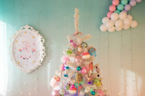 Kinderweihnachtsbaum Mit Buntem Spielzeug Für Die Feiertage — Stockfoto