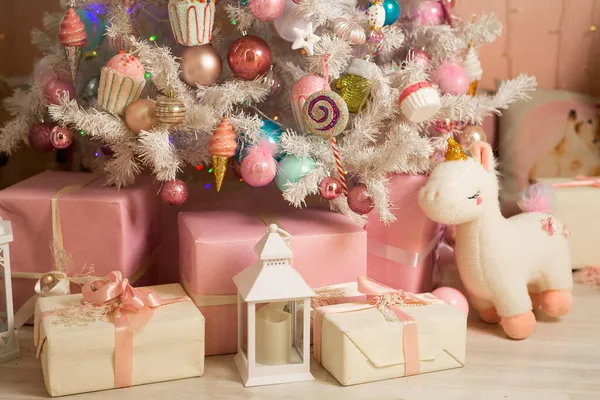 Hadiah Bayi Bergaya Dalam Kotak Cahaya Bawah Pohon Natal Stok Foto Bebas Royalti