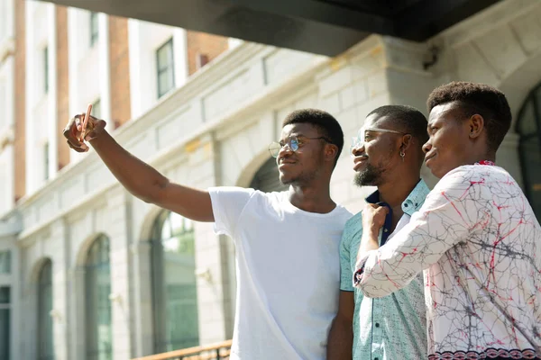 Foto Selfie Tres Amigos Africanos —  Fotos de Stock