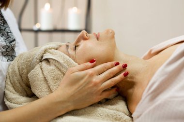 Yüz Masajında Yaşlı Kafkas Kadın