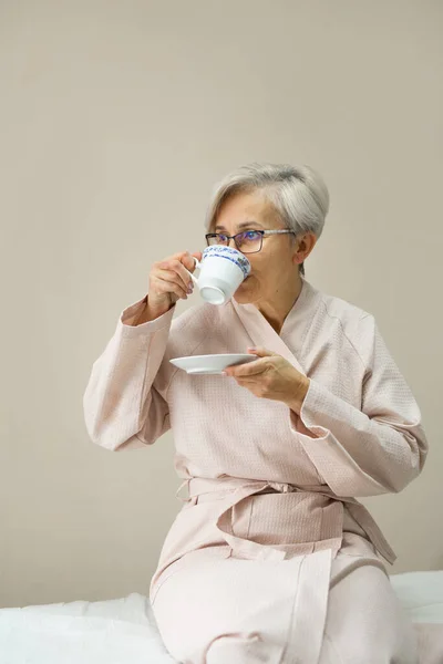 Портрет Стильной Пожилой Женщины Халате Чашкой Чая — стоковое фото
