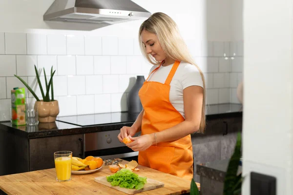 台所のエプロン調理の美しい白人女性 — ストック写真