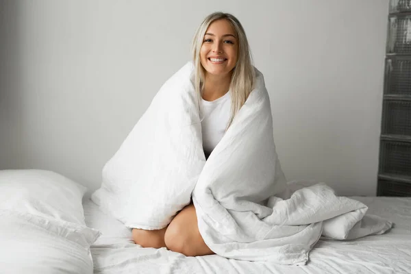 Attraktive Junge Frau Sitzt Einer Weißen Decke Auf Dem Bett — Stockfoto