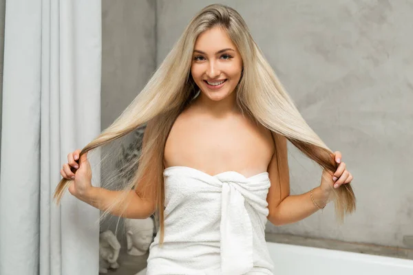 Beautiful Caucasian Woman Loose Hair Bathroom — Stockfoto