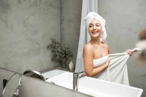 Χαρούμενη Νεαρή Γυναίκα Λευκή Πετσέτα Στο Μπάνιο — Φωτογραφία Αρχείου